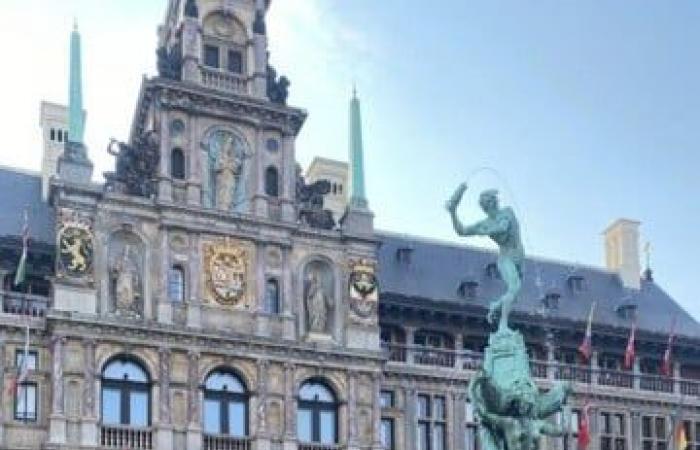 Oksana protests in front of city hall in Antwerp: “I wanted to draw attention to the ecological disaster in Kherson” (Antwerp)
