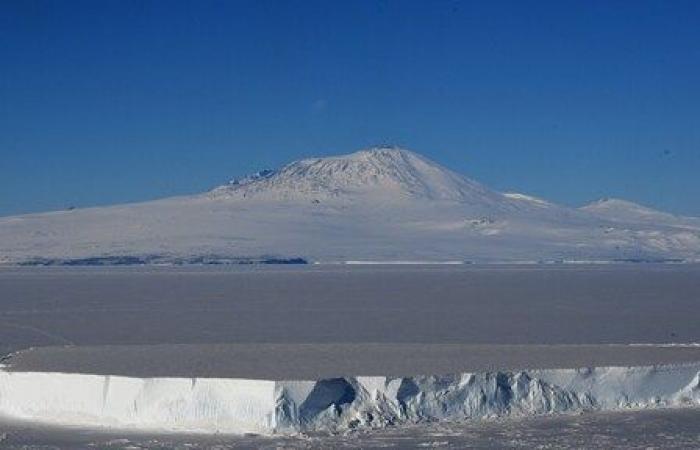 Volcano in Antarctica spews particles of gold | RTL News