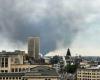 Smoke plume above Brussels due to serious fire in car company: one person taken to hospital