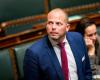 Vlaams Belang and N-VA steal the show in parliament by camping out on lecterns for hours