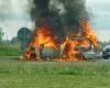 Car completely engulfs in flames after it suddenly catches fire at a roundabout, four occupants are able to escape in the nick of time (Maaseik)
