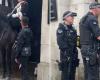 LOOK. Tiktokker pushes microphone under the nose of palace guards in London, police intervene harshly | Abroad