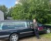 John drives around with a hearse to get the election campaign going: “I’m taking Open VLD to the crematorium” (Keerbergen)