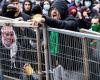 Manifestors throw stones at Amsterdam police after eviction pro-Palestinian protest: riot police chase away demonstrators | Abroad