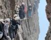LOOK. Dozens of climbers have been “stuck in traffic” for more than an hour on the cliff climbing route | Abroad